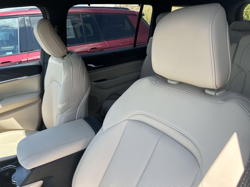 New 2025 Jeep Grand Cherokee L Limited 4x4Image 36