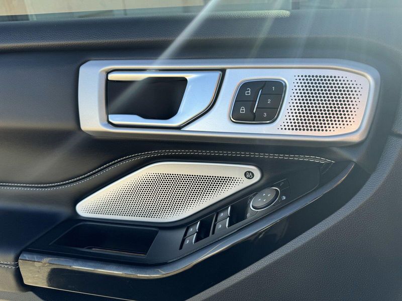 2024 Ford Explorer STImage 20