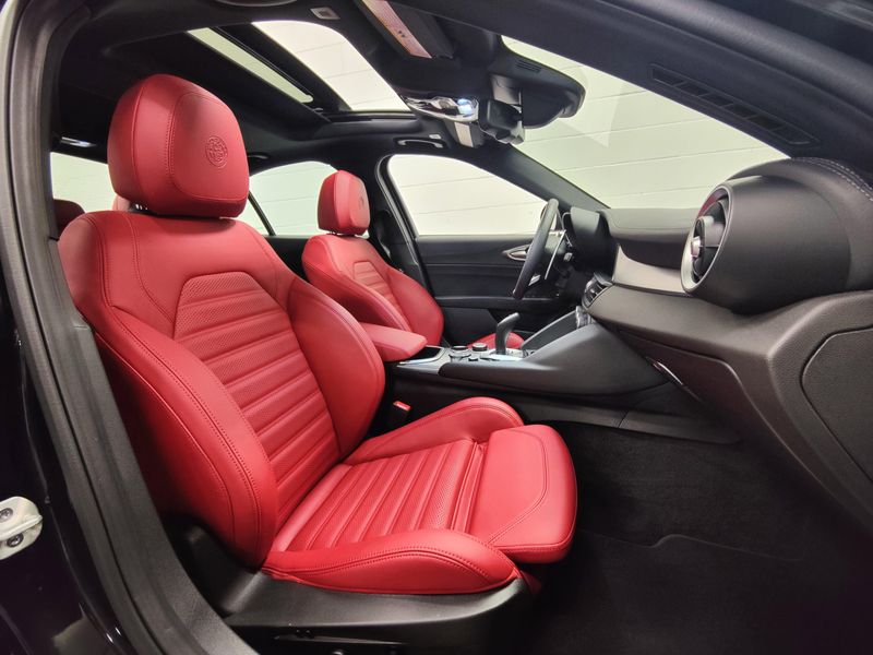 2024 Alfa Romeo Giulia Veloce AWD w/Sunroof/NAV/Activ AsstImage 5