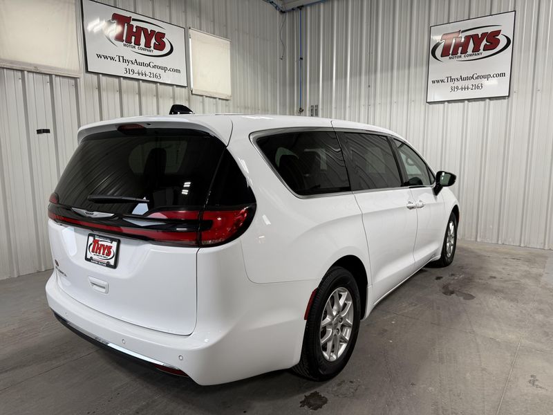 Used 2024 Chrysler Pacifica Touring LImage 3
