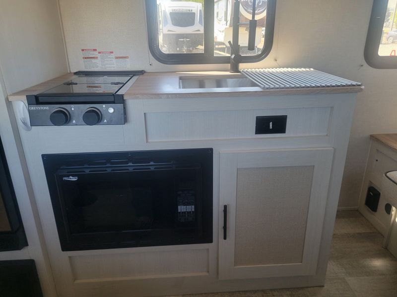 Used 2024 FOREST RIVER NO BOUNDRIES 19.3 Image 13