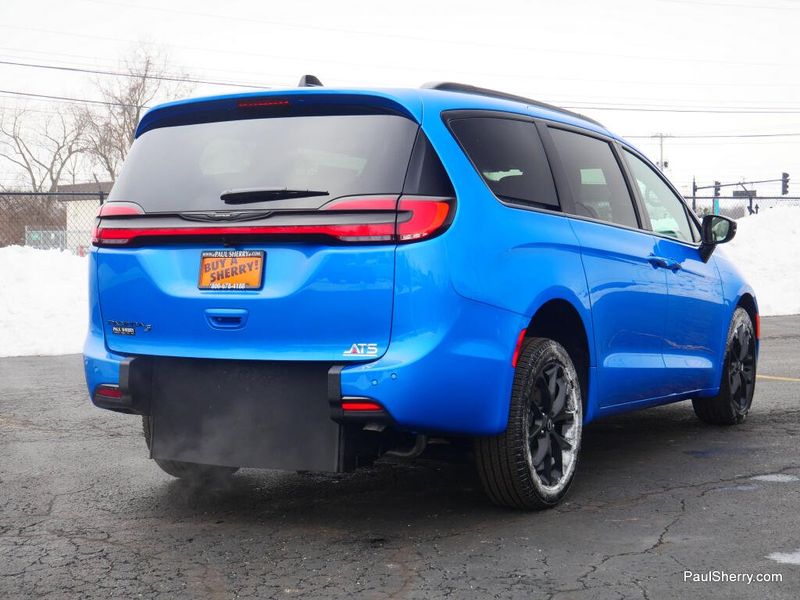 New 2026 Chrysler Pacifica Select