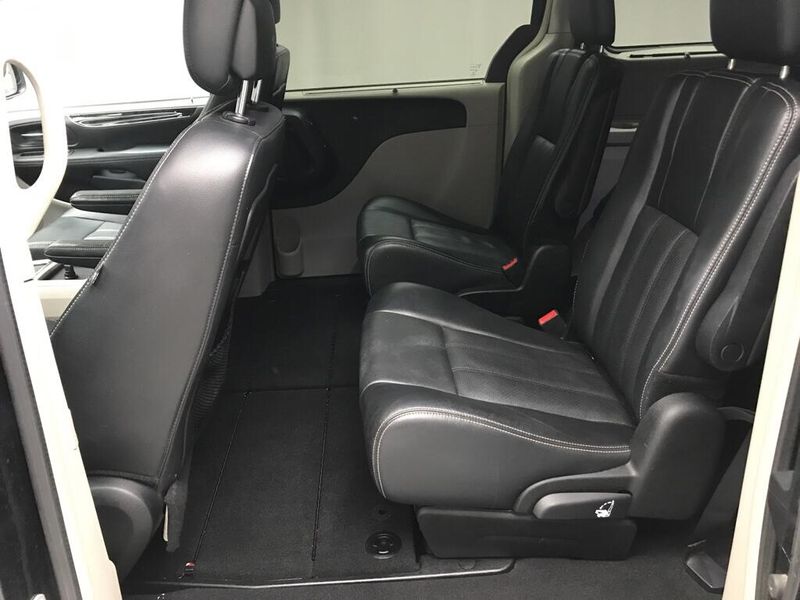 Used 2013 Chrysler Town & Country Touring-LImage 13
