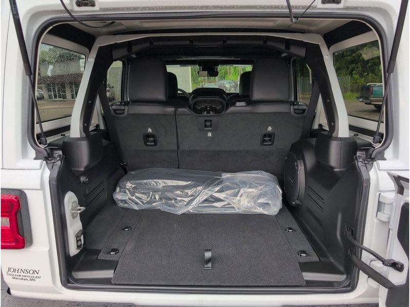 New 2025 Jeep Wrangler 4-door SaharaImage 35