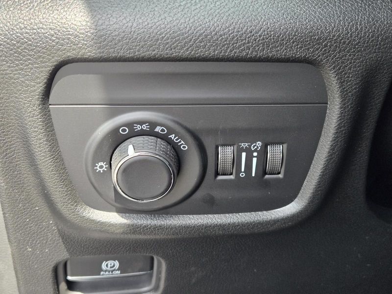 New 2026 Jeep Grand Cherokee Laredo 4x2
