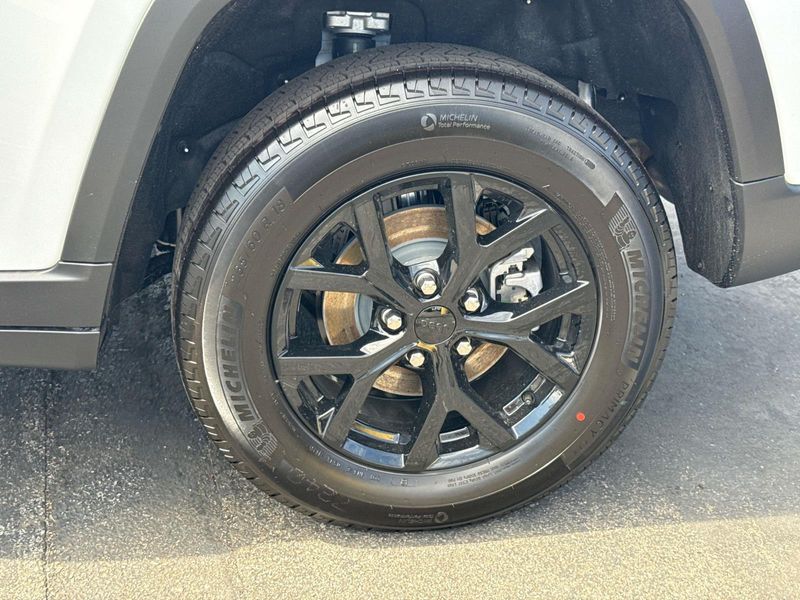 New 2026 Jeep Grand Cherokee Laredo Altitude 4x4