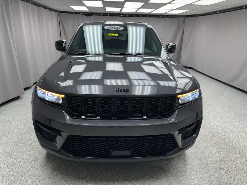 Used 2025 Jeep Grand Cherokee Altitude XImage 24