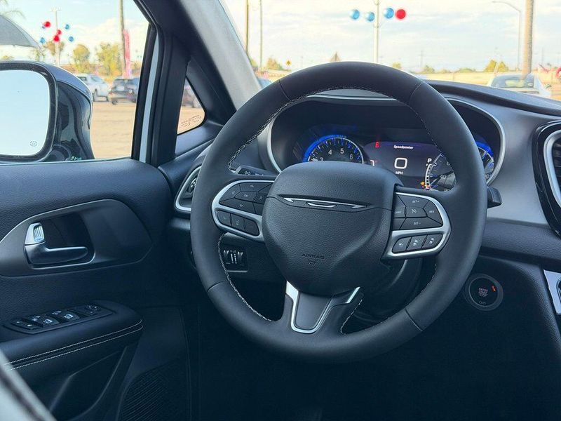 New 2027 Chrysler Pacifica LXImage 19