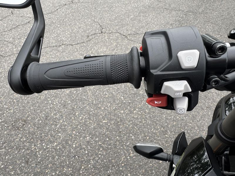2025 Triumph Street Triple 765 RS - PHANTOM BLACK 