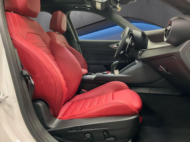 New 2026 Alfa Romeo Giulia AwdImage 12