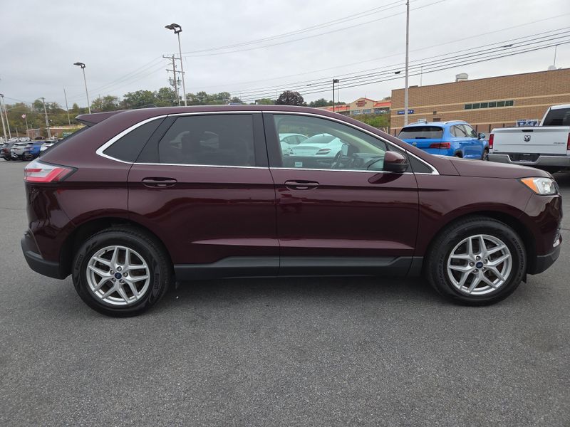 2022 Ford Edge SEL photo 2
