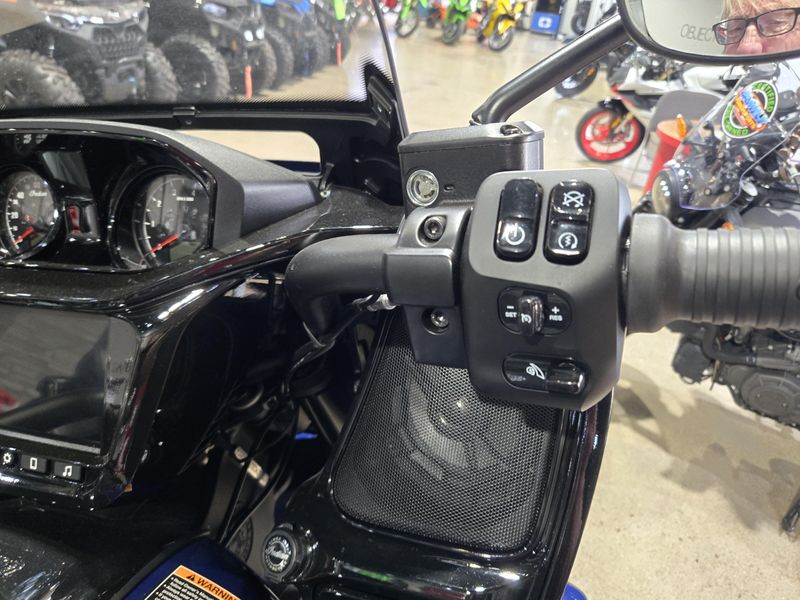 New 2025 Indian Motorcycle PURSUIT DARK HORSE 112  RA 49ST BLACK METALLIC VIVID CRYSTAL W SPRINGFIELD BLUE Image 23