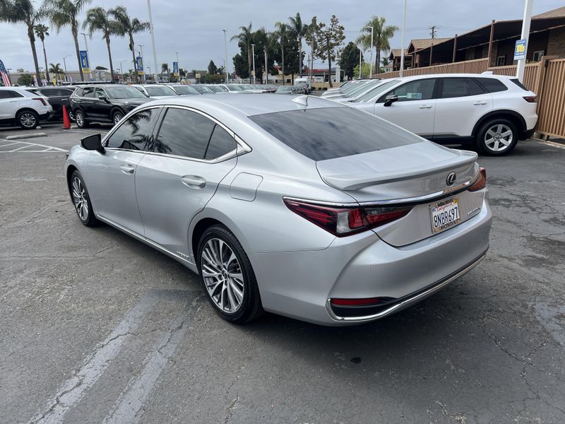 2019 Lexus ES 300hImage 2