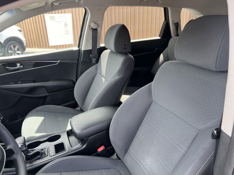 2019 Kia Sorento LXImage 7
