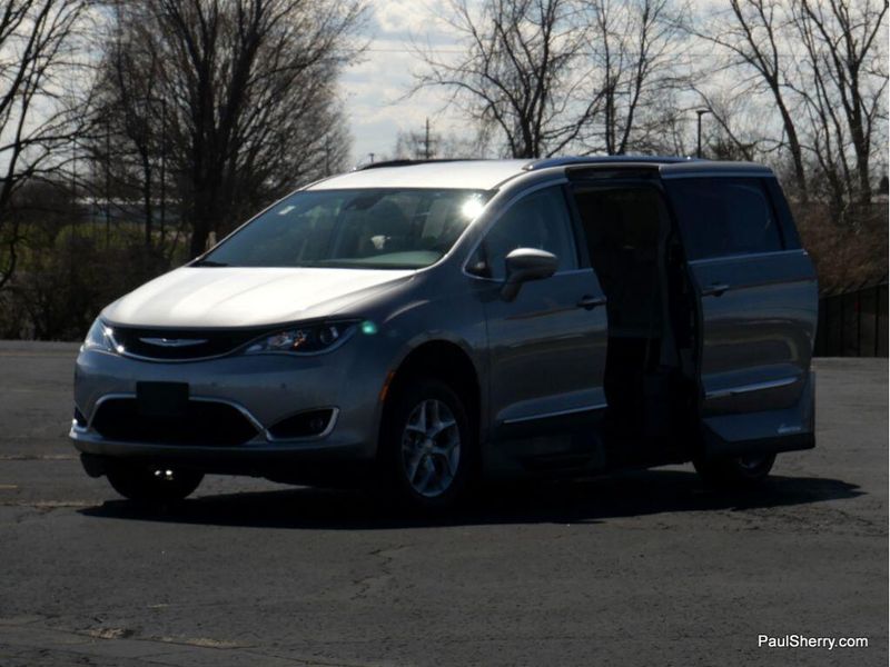 2017 Chrysler Pacifica Touring-L PlusImage 24