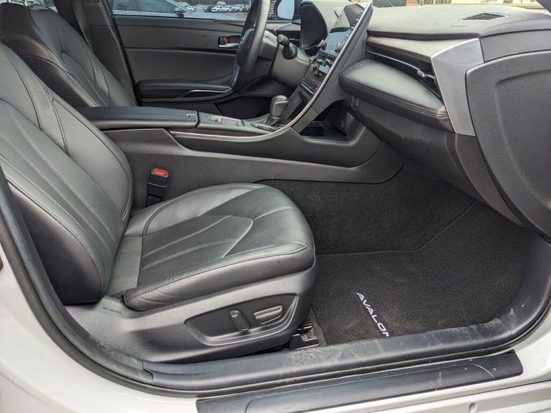 2022 Toyota Avalon Hybrid XLE in a Ice Edge exterior color and Blackinterior. Johnson Dodge 601-693-6343 pixelmotiondemo.com 