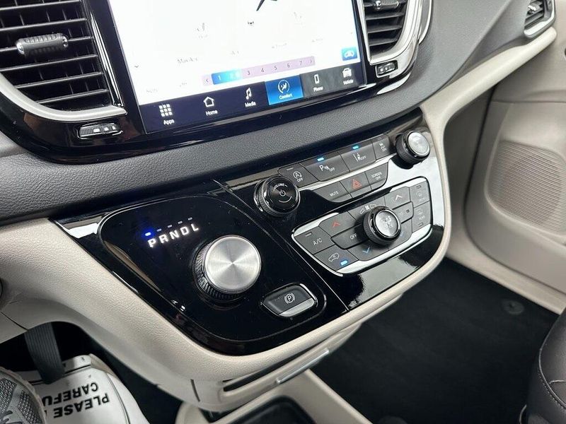 2024 Chrysler Pacifica Touring LImage 7