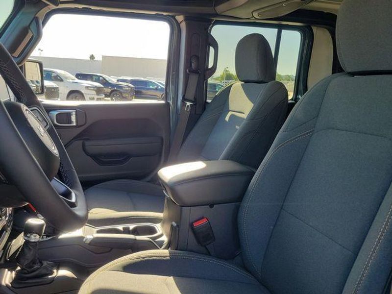 New 2026 Jeep Gladiator Sport S 4x4