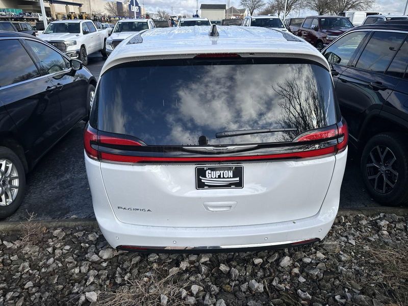 2025 Chrysler Pacifica SelectImage 8