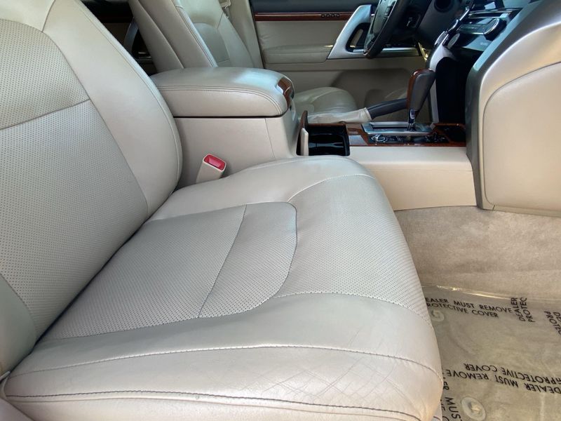 2013 Toyota Land Cruiser BaseImage 12
