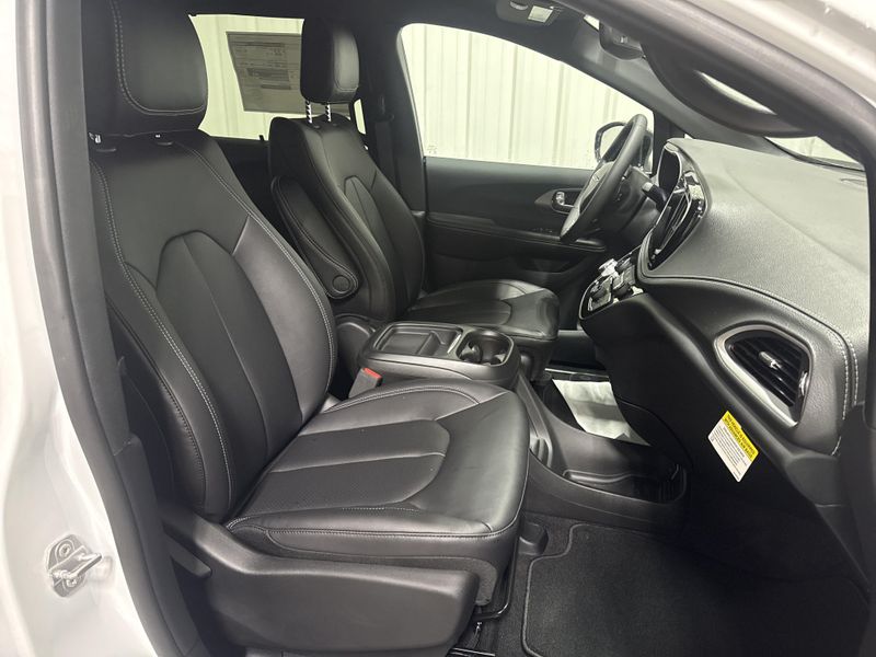 New 2027 Chrysler Pacifica SelectImage 10