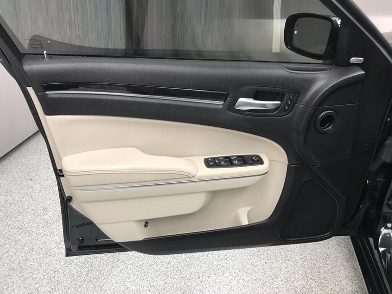 Used 2016 Chrysler 300C 300CImage 7