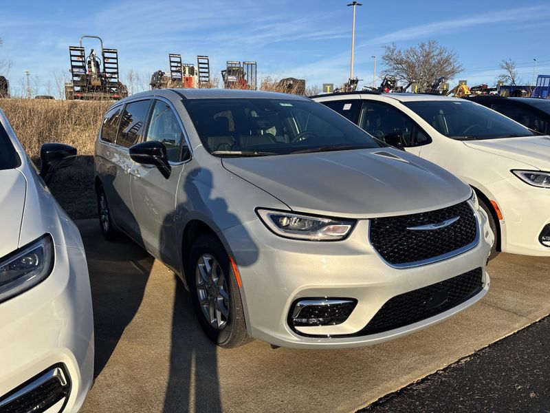 New 2026 Chrysler Pacifica SelectImage 3