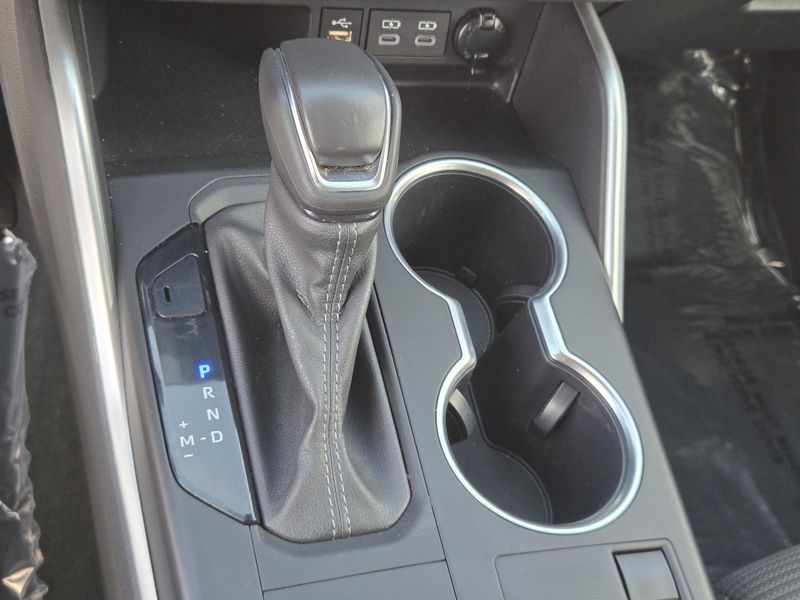 Used 2024 Toyota Highlander LE FWD (Natl)
