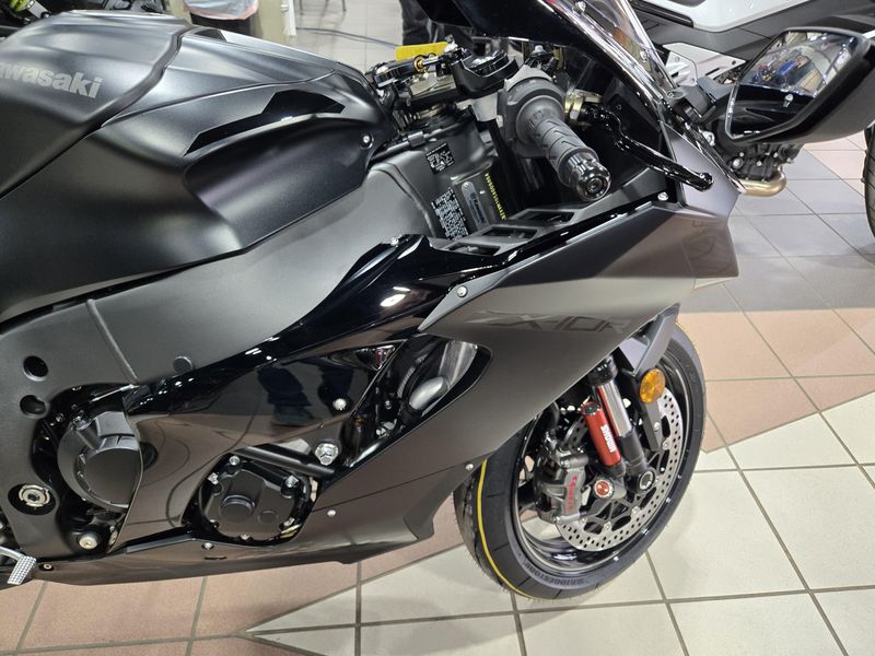 2025 Kawasaki NINJA ZX10R METAL FLAT SPARK BLACK AND EBONYImage 8