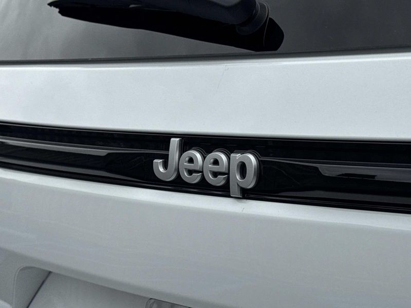 New 2026 Jeep Grand Cherokee Laredo 4x2