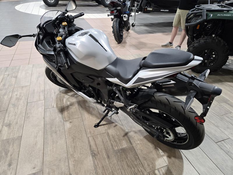 2025 Kawasaki NINJA ZX4RR ABS METALLIC MATTE WHITISH SILVER AND METALLIC FLAT SPARK BLACK Image 5