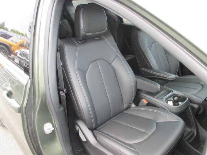 New 2027 Chrysler Pacifica SelectImage 25