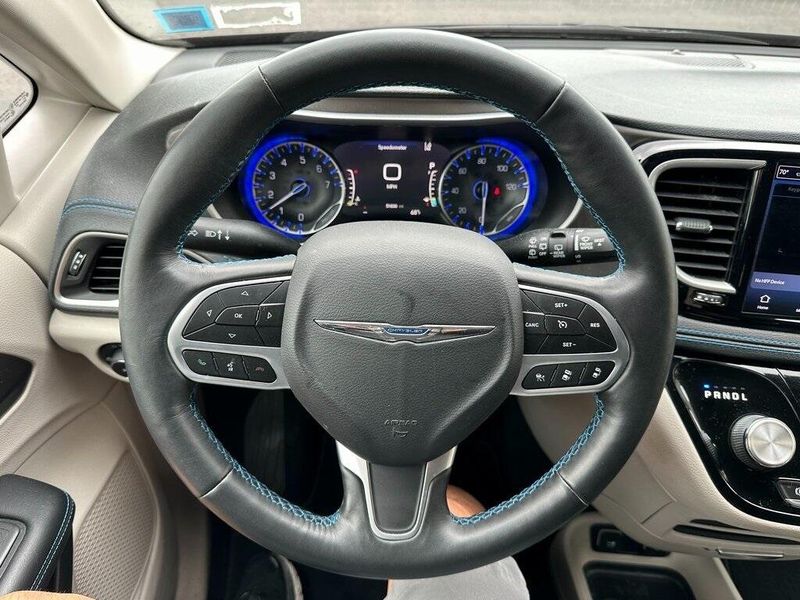 2021 Chrysler Pacifica Touring LImage 2