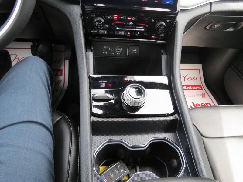 Used 2025 Jeep Grand Cherokee Limited 4x4 4dr SUVImage 17