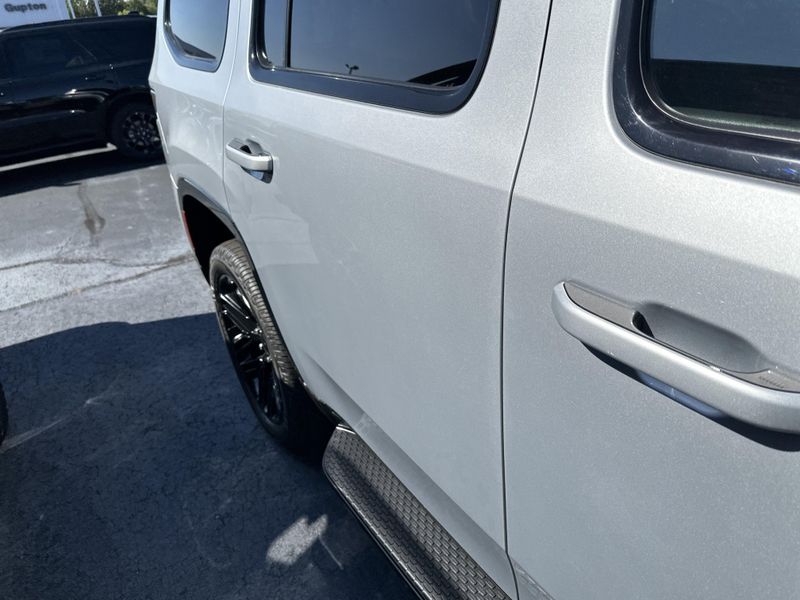 2023 Jeep Wagoneer Series CarbideImage 5