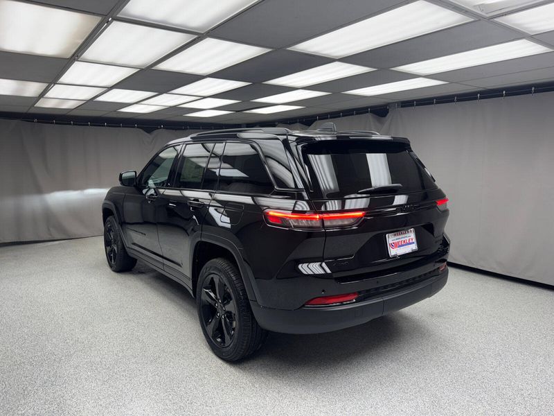 2025 Jeep Grand Cherokee Limited 4x4Image 2