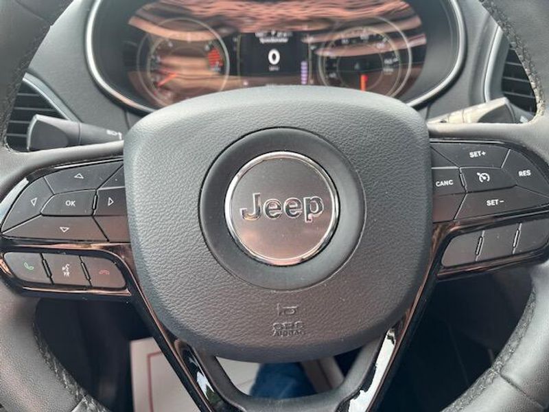 Used 2021 Jeep Cherokee Image 12