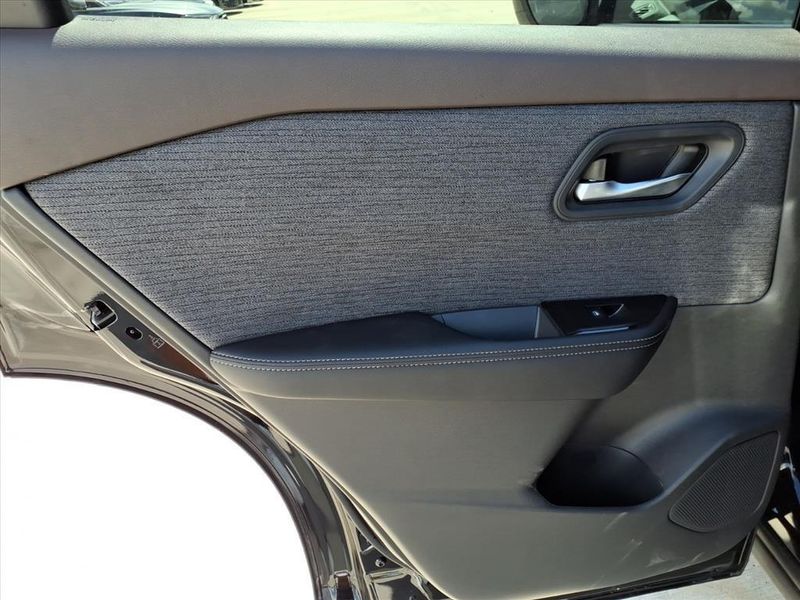 Used 2023 Nissan Rogue SVImage 15