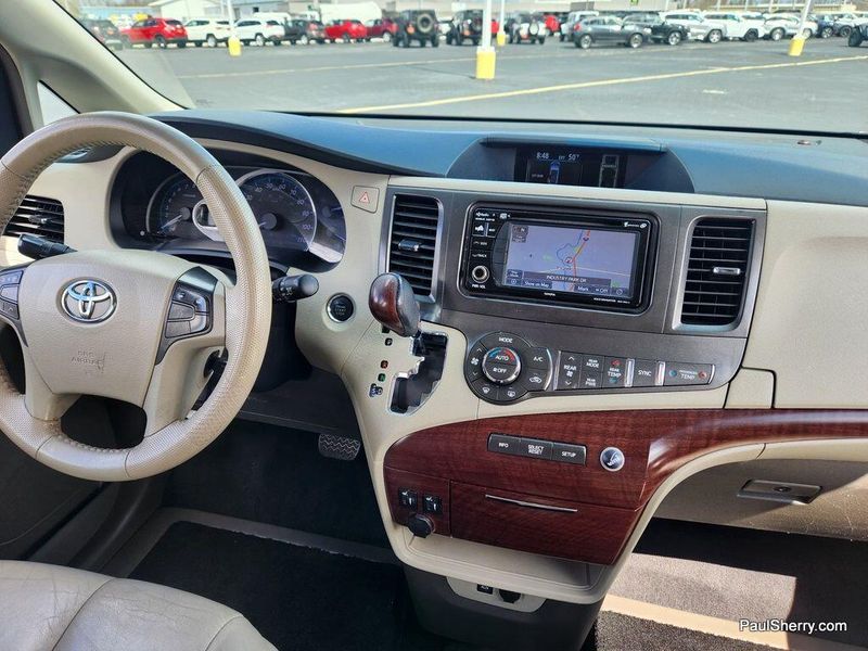 2014 Toyota Sienna XLEImage 5