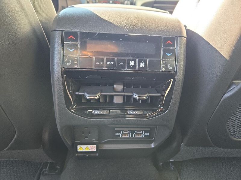2025 Jeep Grand Cherokee Summit photo 7