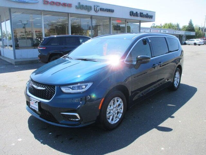 New 2025 Chrysler Pacifica SelectImage 2