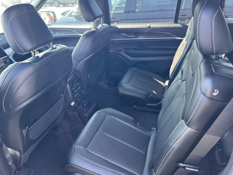 New 2025 Jeep Grand Cherokee L Limited 4x4Image 16