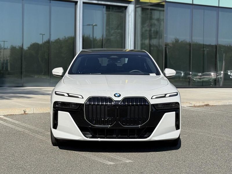 2025 BMW 7 Series 740iImage 3
