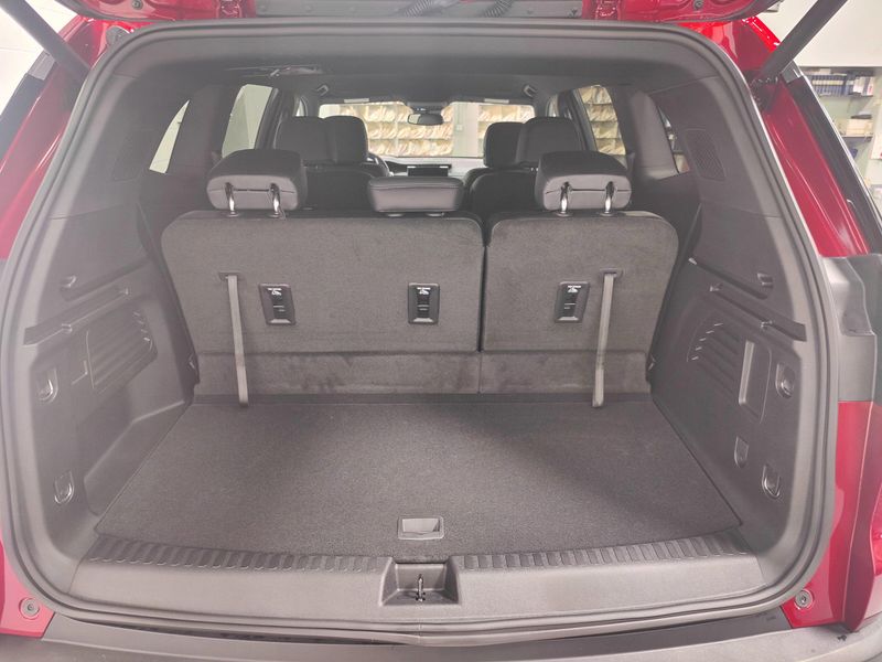 Used 2025 GMC Acadia AWD AT4Image 8
