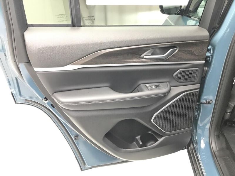 New 2026 Jeep Grand Cherokee Limited 4x4Image 8