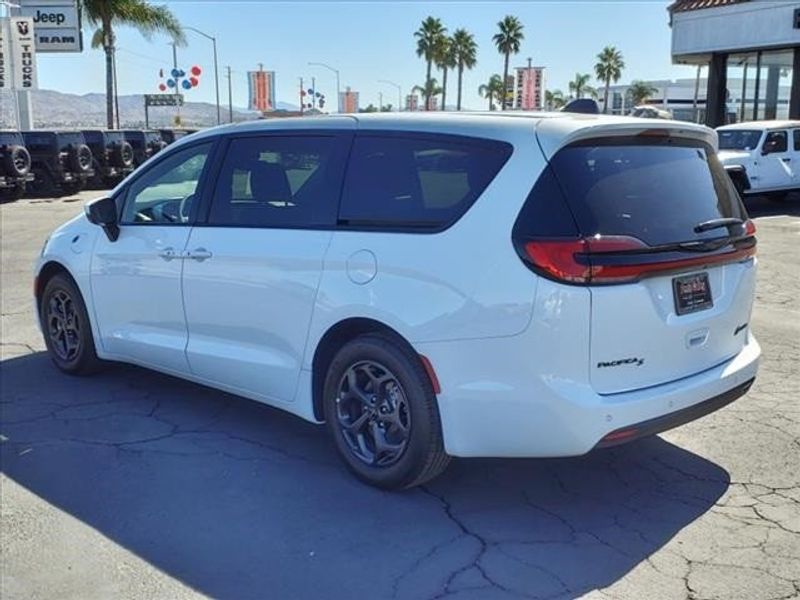 2023 Chrysler Pacifica Hybrid Touring LImage 3
