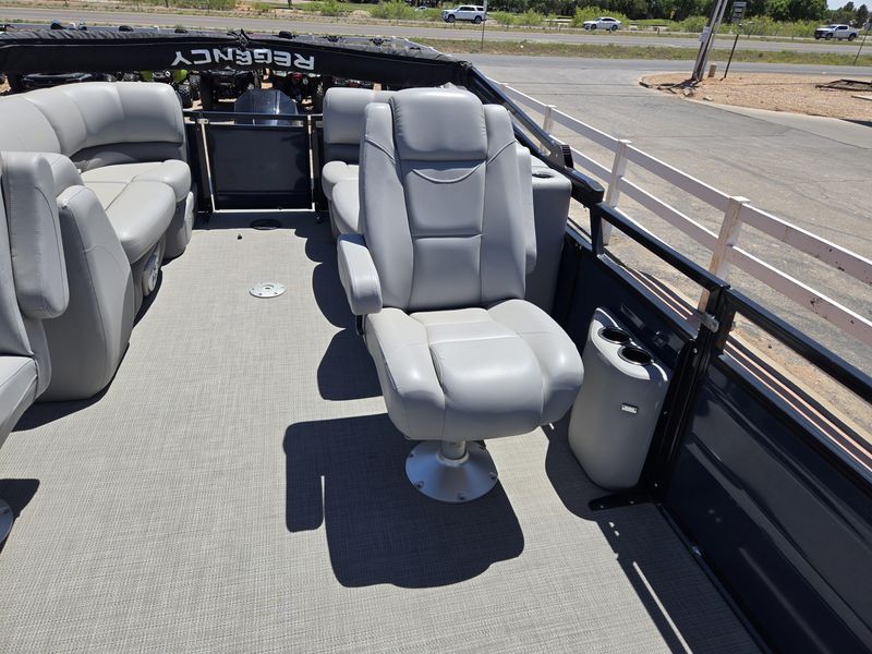 USED 2022 TRACKER REGENCY 230 DL3 Image 17