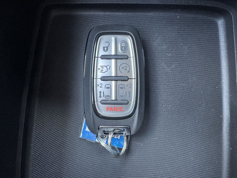 New 2025 Chrysler Pacifica SelectImage 29