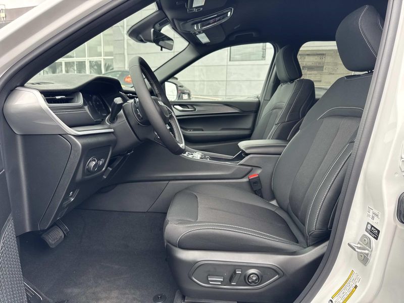 New 2026 Jeep Grand Cherokee Laredo 4x2