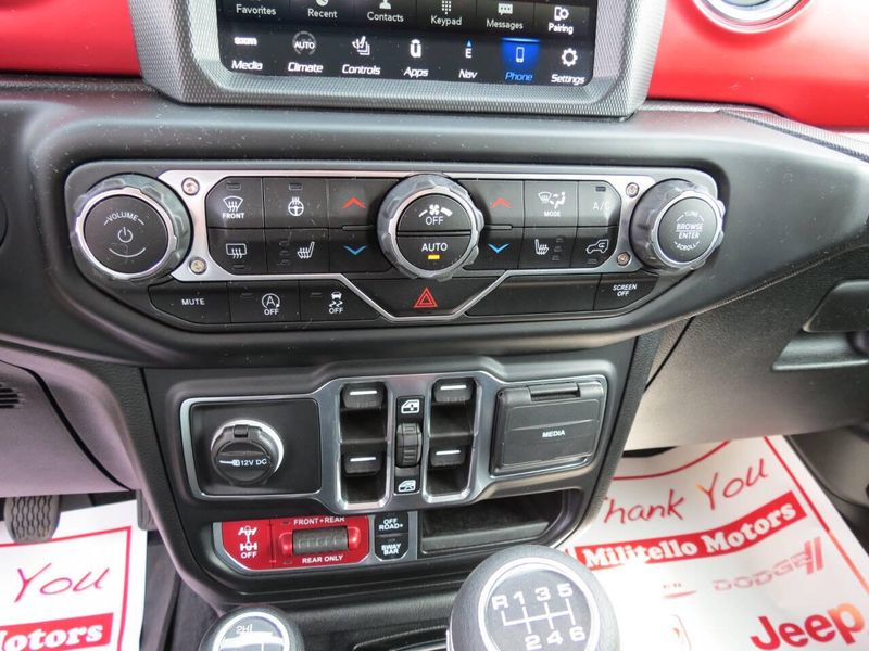 Used 2023 Jeep Gladiator Rubicon 4x4 4dr Crew Cab 5.0 ft. SBImage 17